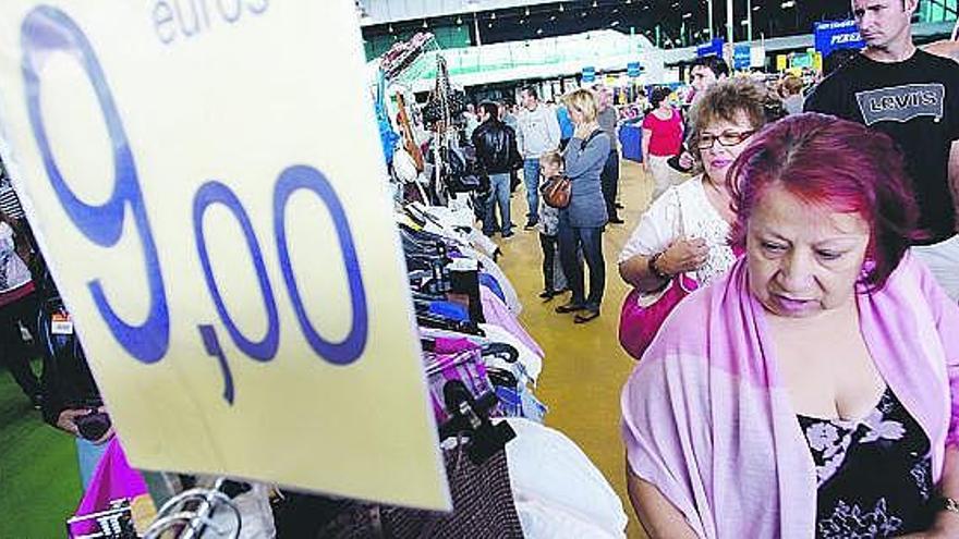 Clientes en el pabellón de La Magdalena durante la Feria de Saldos de Avilés.