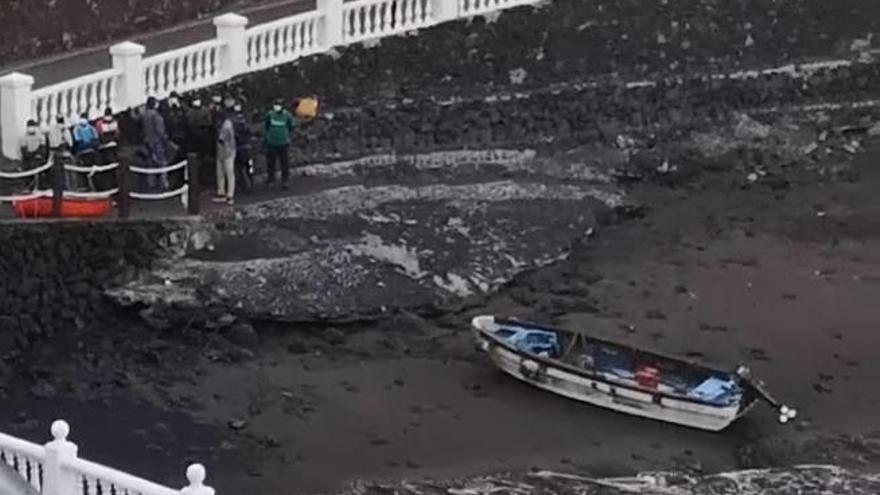 Una de las dos pateras que ha llegado este viernes a la costa de Santiago del Teide.