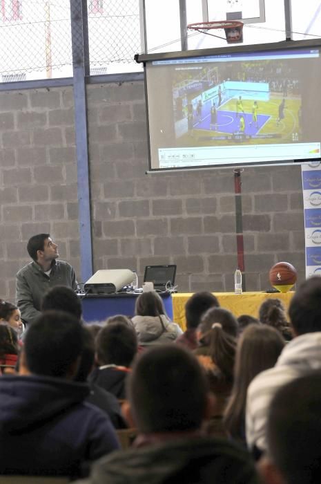 Visita del jugador de baloncesto Saúl Blanco al colegio Lastra de Mieres