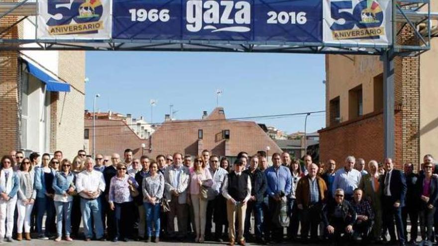 120 distribuidores y clientes de Leche Gaza de toda España visitaron ayer las instalaciones de la empresa en Zamora con motivo de su quincuagésimo aniversario.