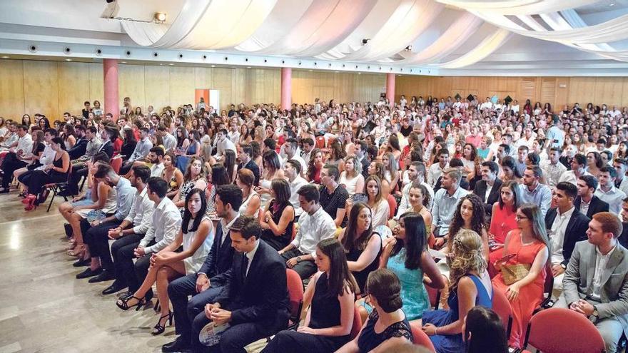 Graduación en las facultades de Economía y Turismo