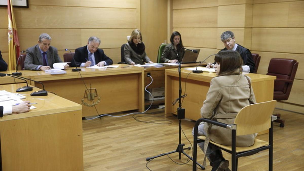 La joven Alba González Camacho, ante el tribunal que la ha juzgado por enaltecer el terrorismo a través de Twitter, este lunes en la Audiencia Nacional.