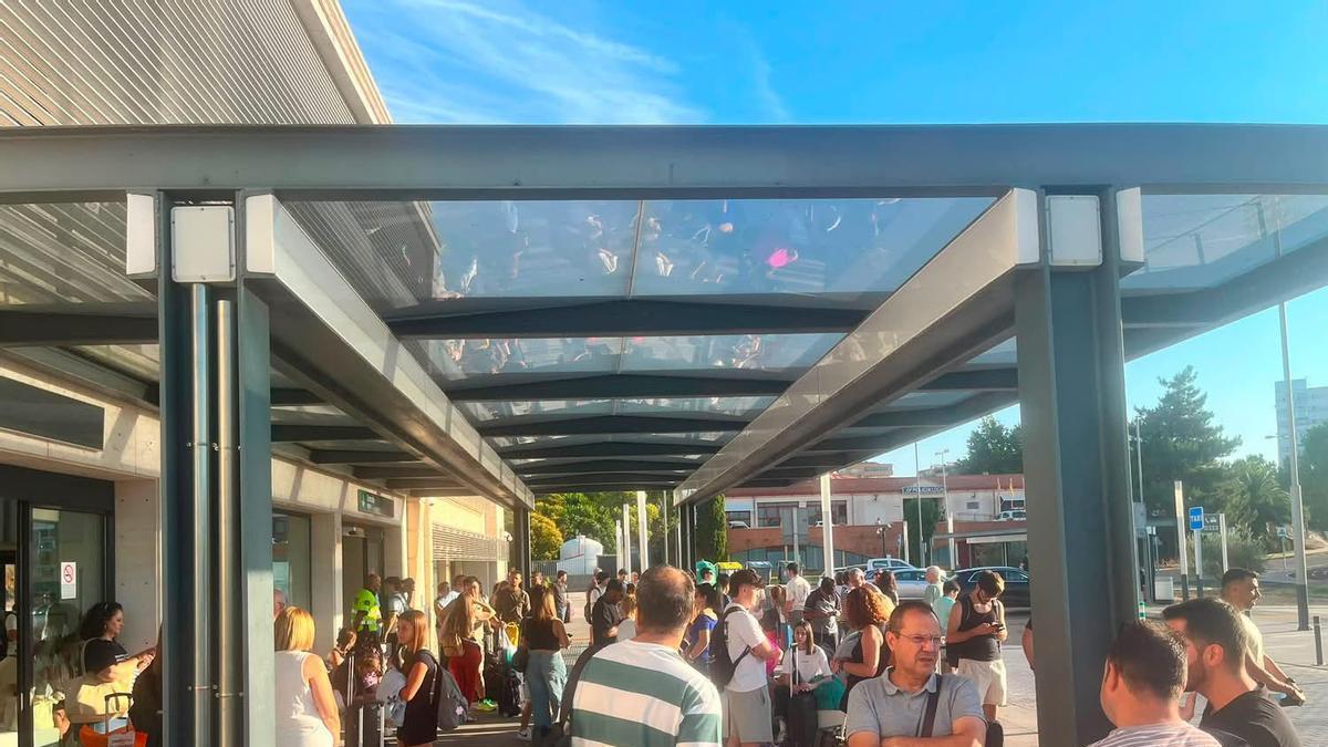 Viajeros en la estación de Cáceres este martes.