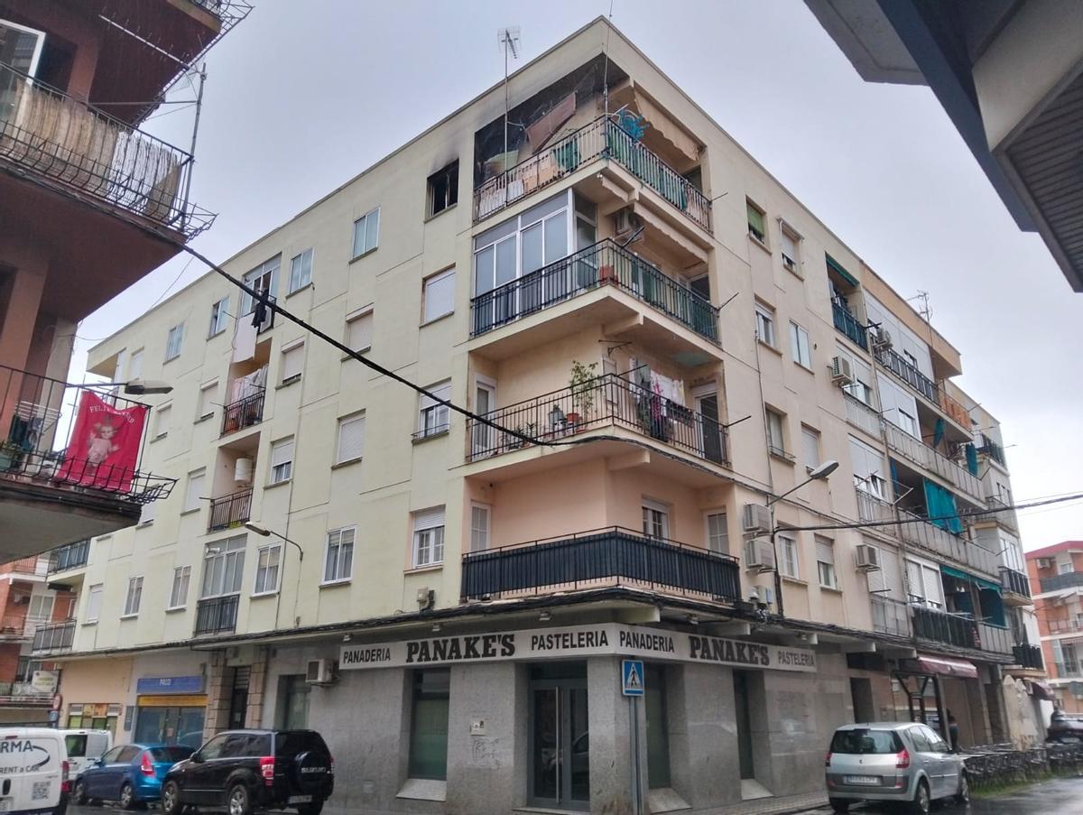 Edificio de Plasencia que ha tenido que ser desalojado, tras el incendio en un cuarto piso.