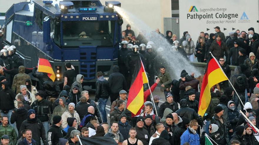 La policía responde con agua a presión a la manifestación de ayer en Colonia.