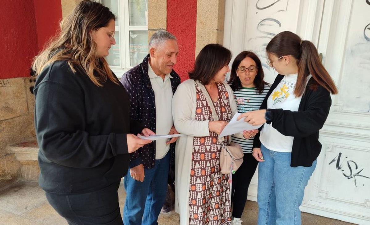 La concejala de Cultura, Carmen García, al término de la reunión de ayer con vecinos y alfombristas. | Santos Álvarez