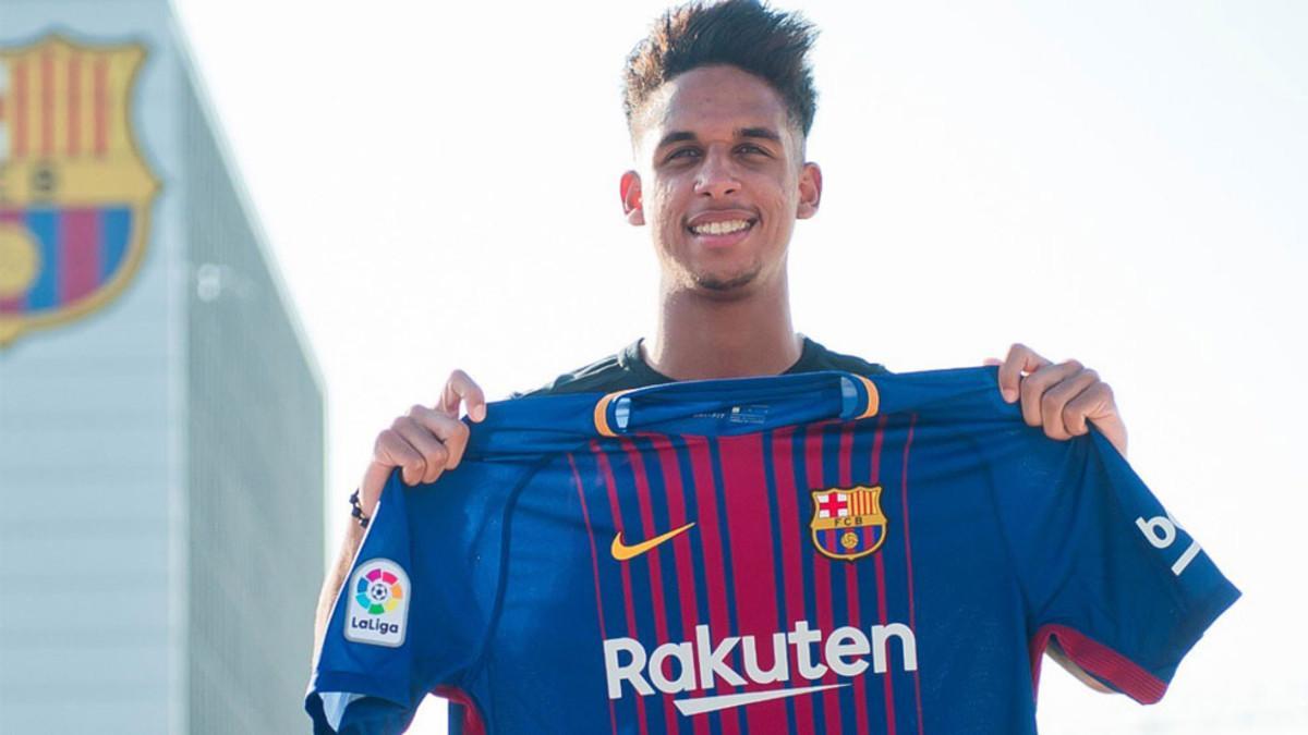 Vitinho ya posa con la camiseta del Barça