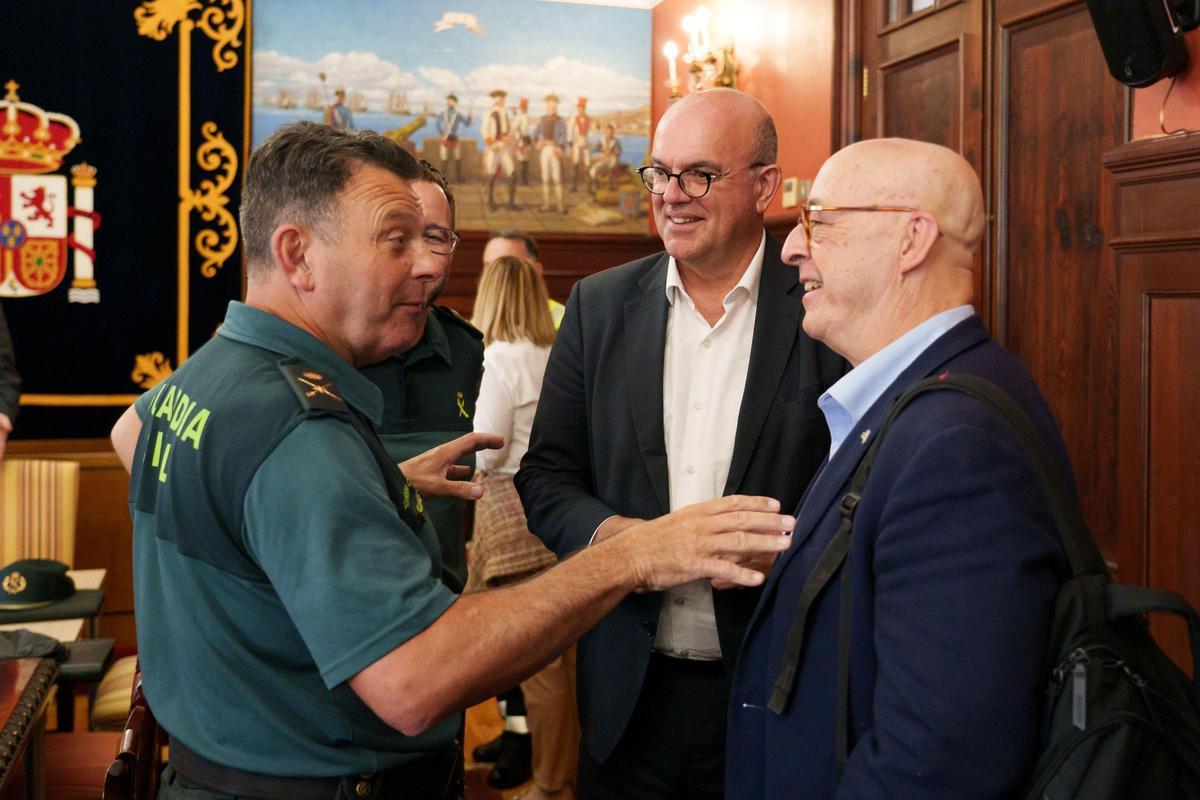 Pedro Suárez, presidente de la Autoridad Portuaria, el delegado del Gobierno y el mando de la Guardia Civil.