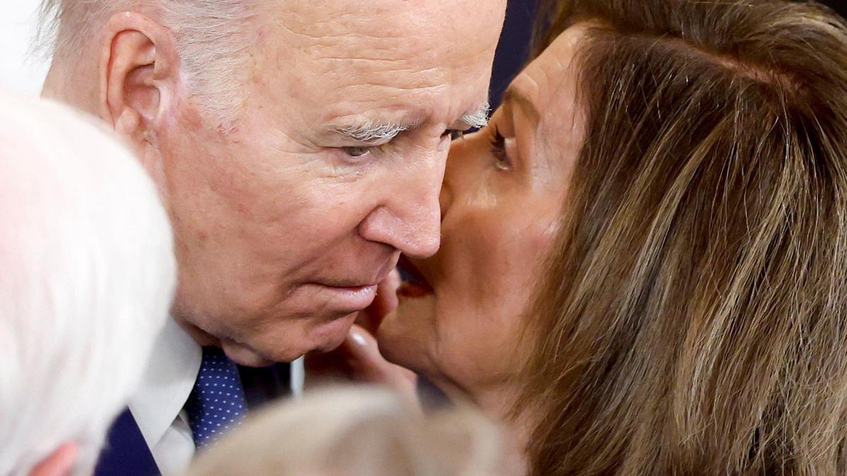 Joe Biden y Nancy Pelisi durante un acto en la CAsa Blanca, el 23 de marzo de 2023.