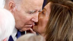Joe Biden y Nancy Pelisi durante un acto en la CAsa Blanca, el 23 de marzo de 2023.