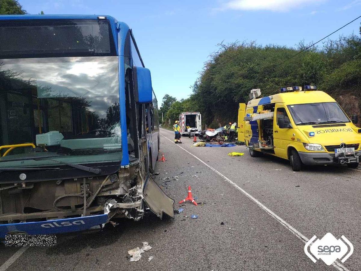 El autobús el turismo implicados en el siniestro.