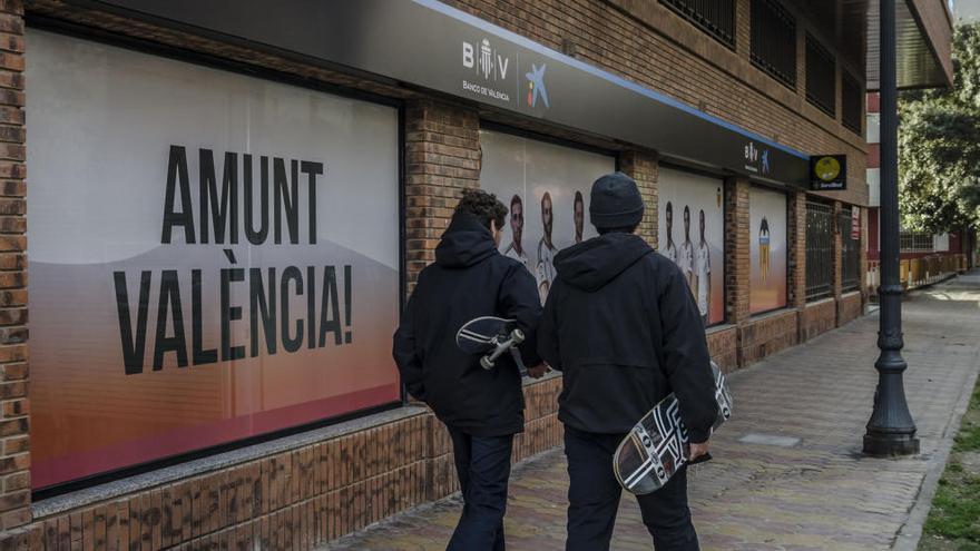 CaixaBank tematiza su oficina junto a Mestalla con la imagen del Valencia CF