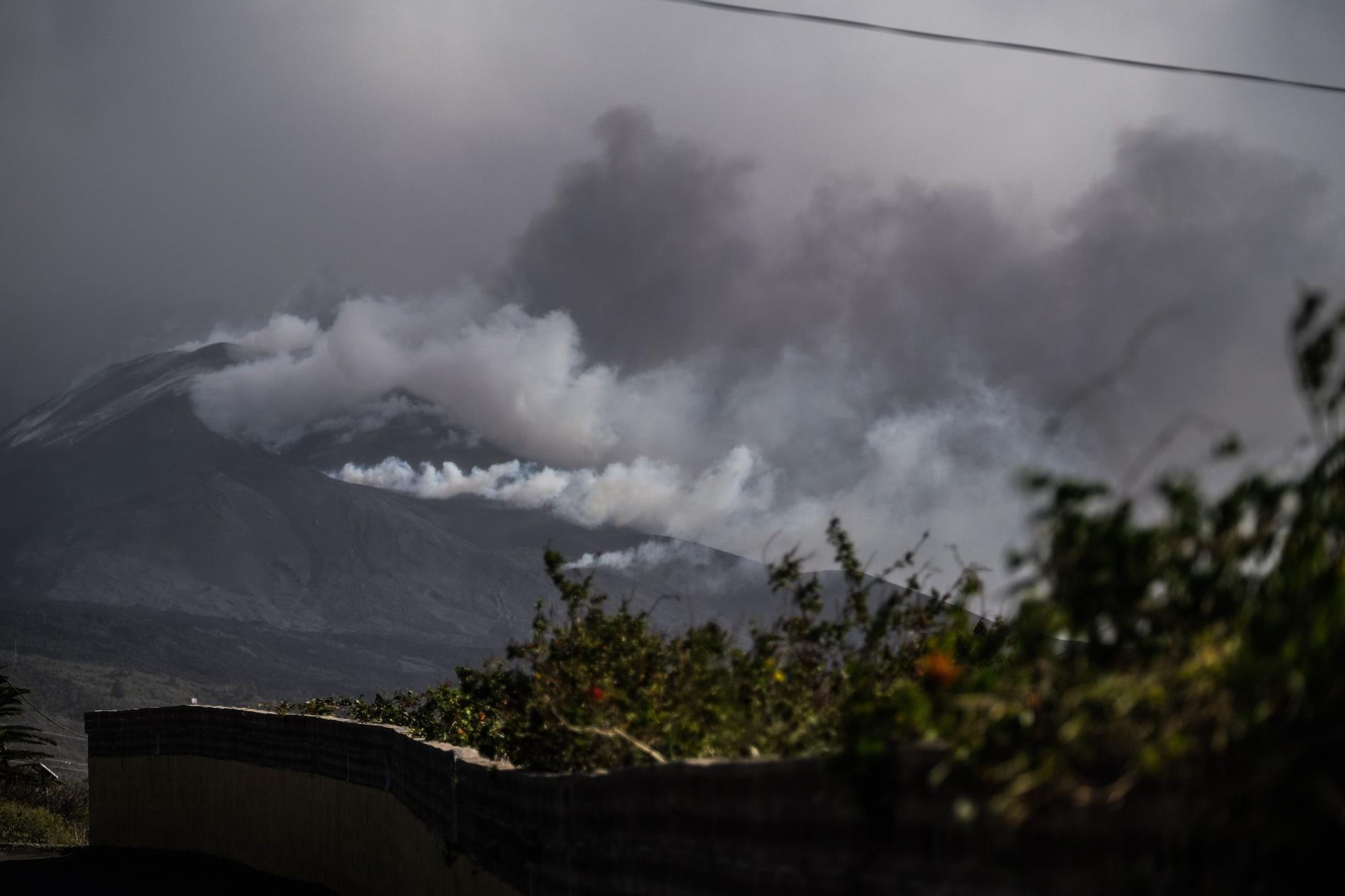 Regreso a casa de vecinos afectados por el volcán de La Palma.