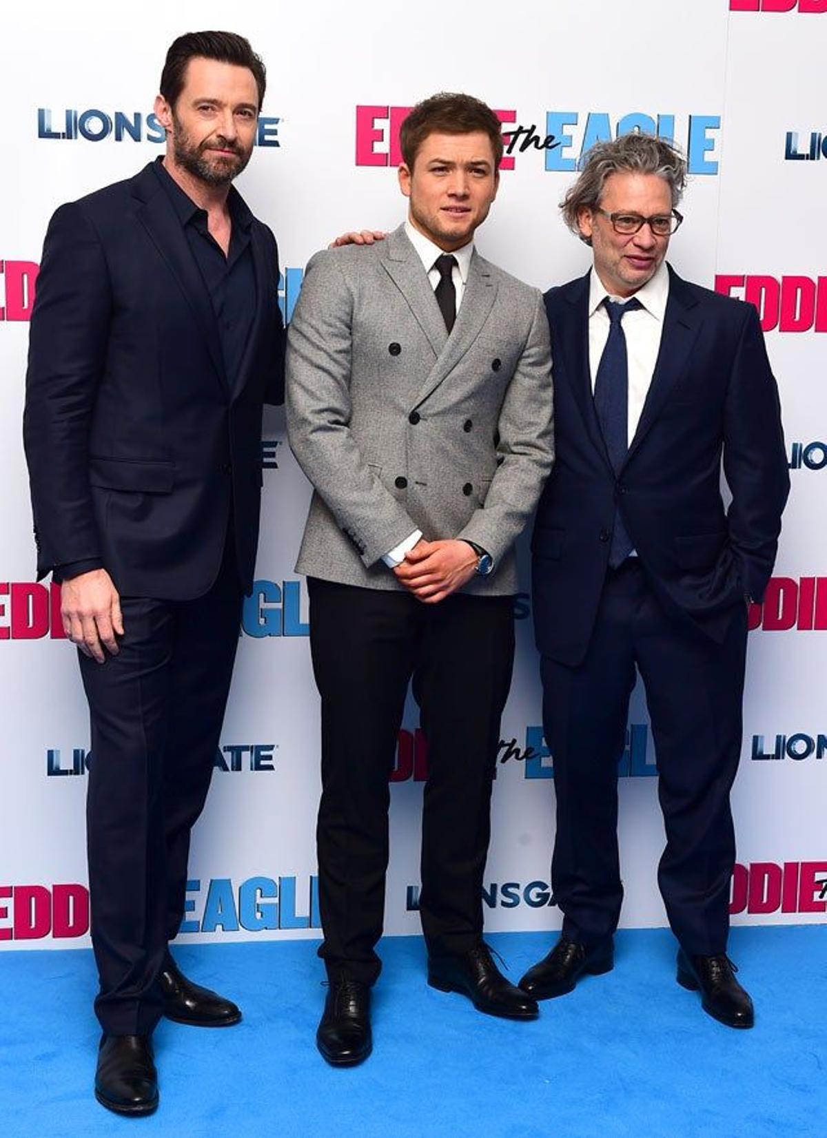 Hugh Jackman, Taron Egerton y Dexter Fletcher, en el estreno de Eddie, the eagle en Londres.