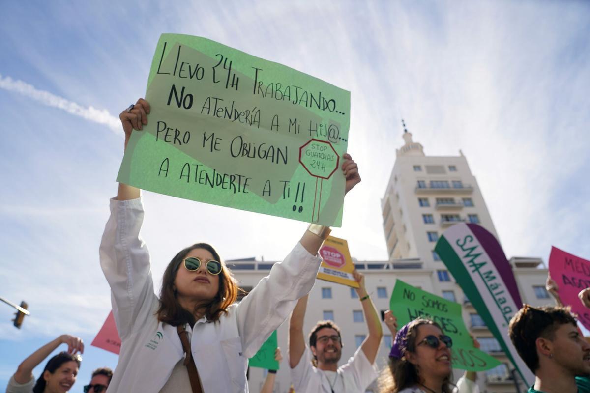 Manifestación convocada por el Sindicato Médico Andaluz con motivo de la tercera jornada consecutiva de huelga contra el estatuto marco del Ministerio de Sanidad.