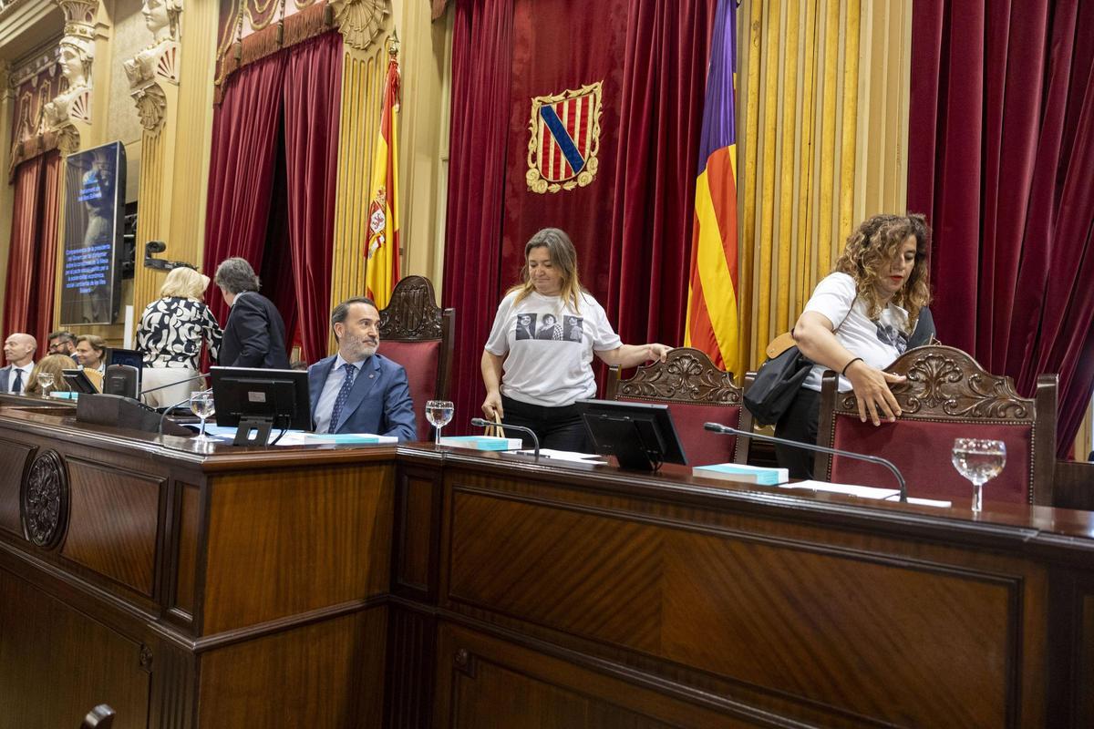 Gabriel Le Senne observa la marcha de las diputadas socilistas Mercedes Garrido y Pilar Costa