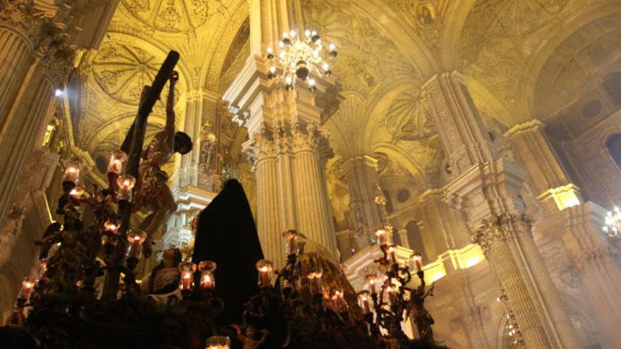 El Santísimo Cristo de las Penas, de Salesianos, junto su grupo de misterio, a su paso por la Catedral el último Miércoles Santo.