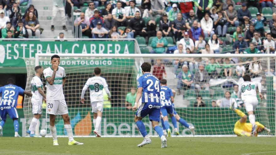 Elche y Alavés empatan en un partido tenso y prolongan su sufrimiento