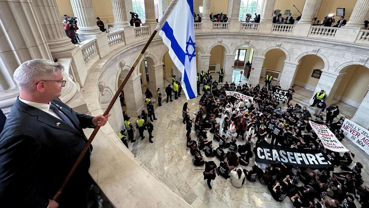 Manifestantes que piden un alto el fuego en Gaza ocupan la rotonda del edificio de oficinas de la Cámara de Representantes en el Capitolio en Washington