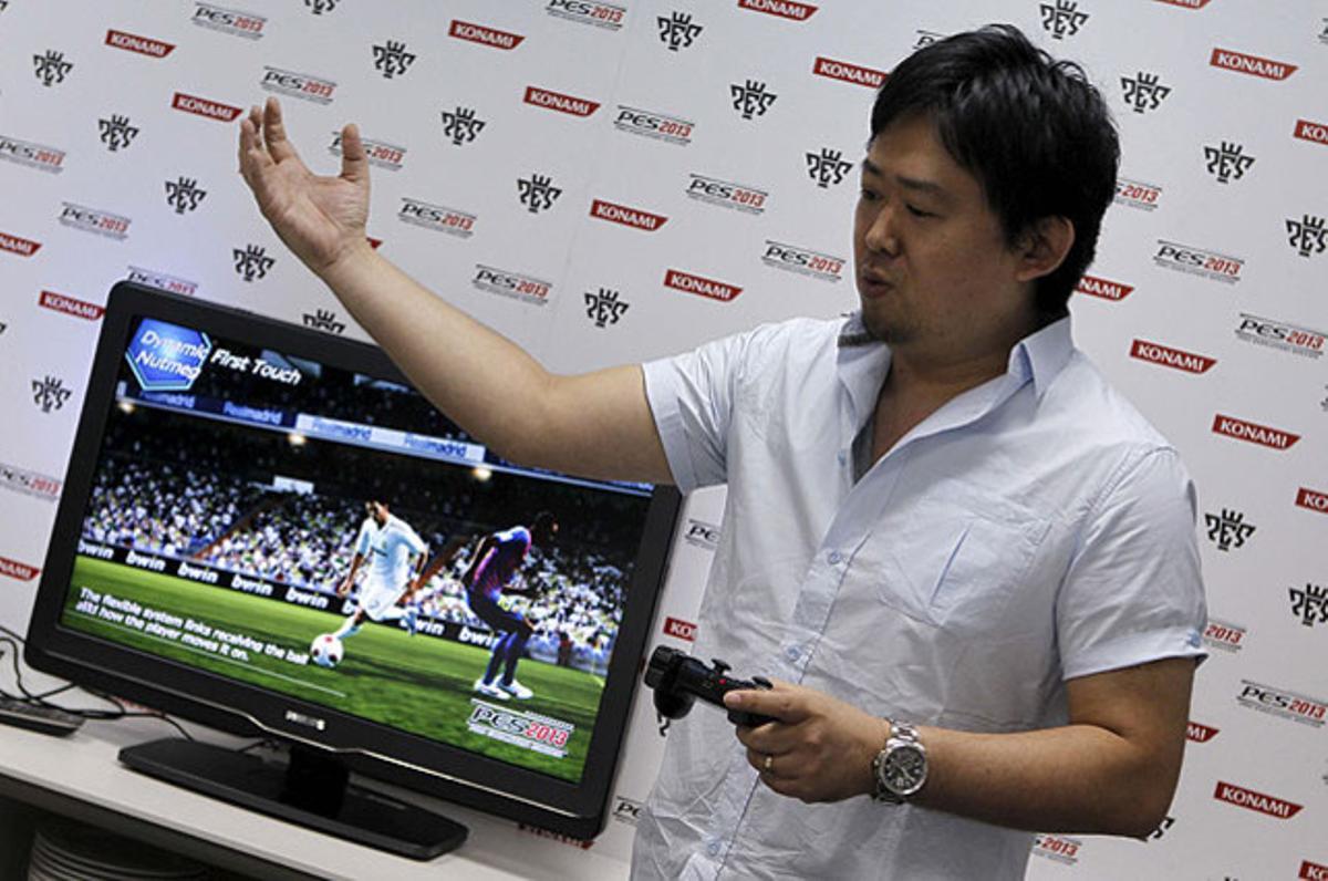 El desenvolupador Manorito Hosada, dels estudis japonesos Konami, presenta l’última versió del videojoc ’Pro Evolution Soccer 2013’ a Madrid.