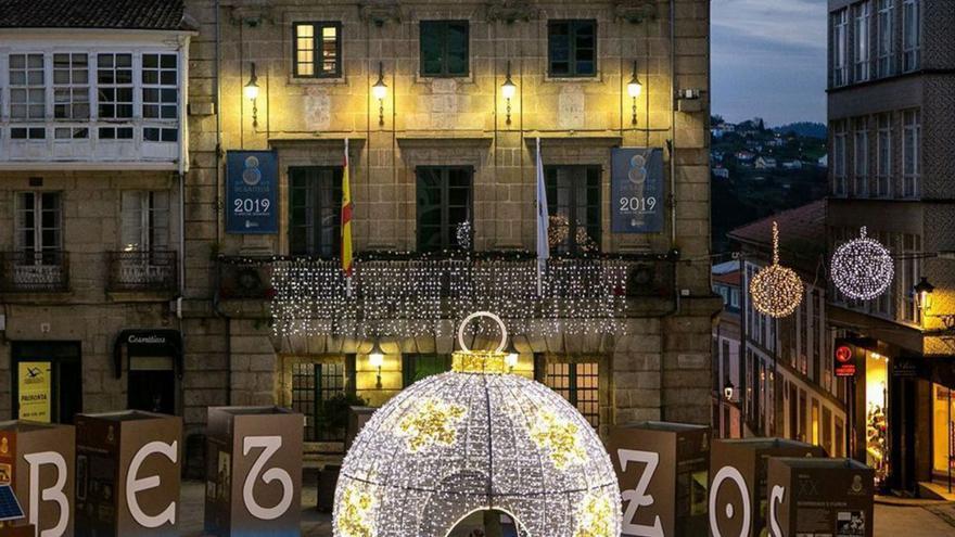 Alumbrado navideño instalado el pasado año en Betanzos. |   // L.O.