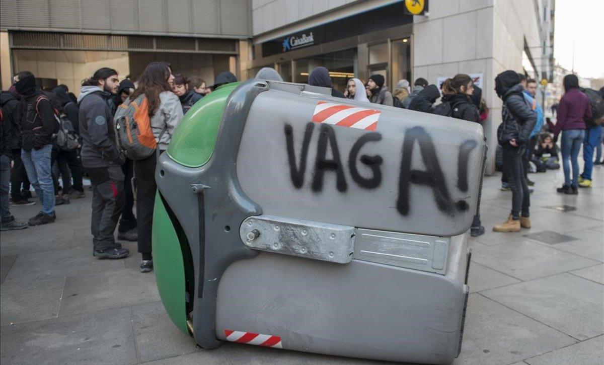 Protestas delante de una oficina de La Caixa en Girona.