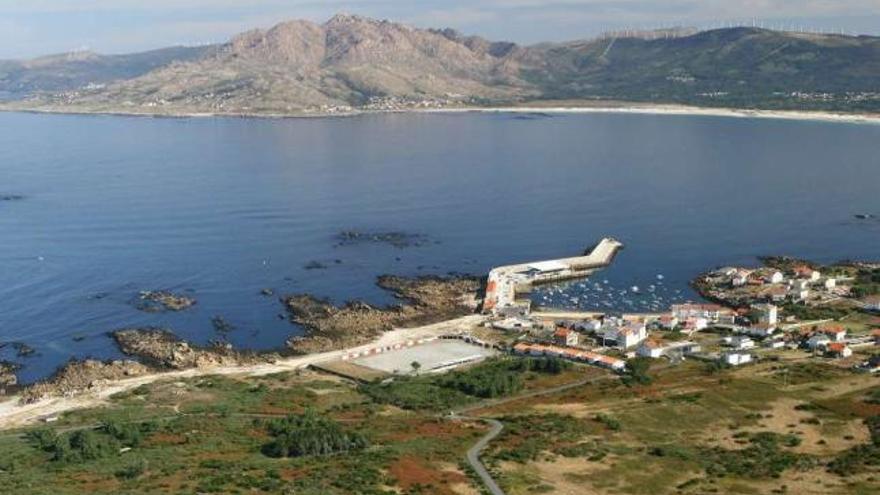 Vista del puerto de Lira, en Carnota, donde se localiza la reserva de Os Miñarzos. / la opinión