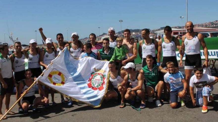 Los remeros de Samertolaméu, tras recibir la bandera de campeones de la Liga Gallega. // Santos Alvarez