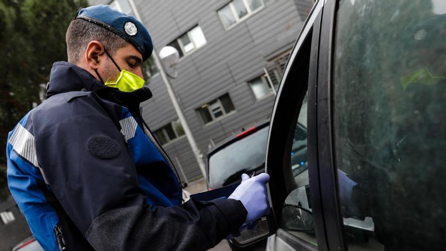 Un policía realiza un control de trafico en Madrid.