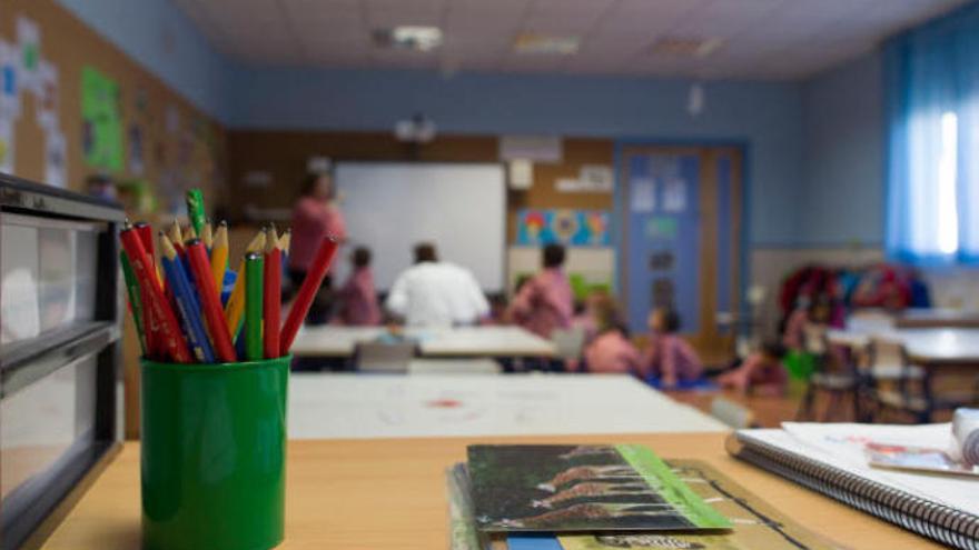 Un docente durante una clase en un centro tinerfeño.