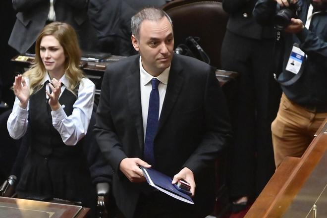 El supuesto pago de 200.000 euros en negro por las obras de una piscina con cascada compromete al jefe de ministros de Milei