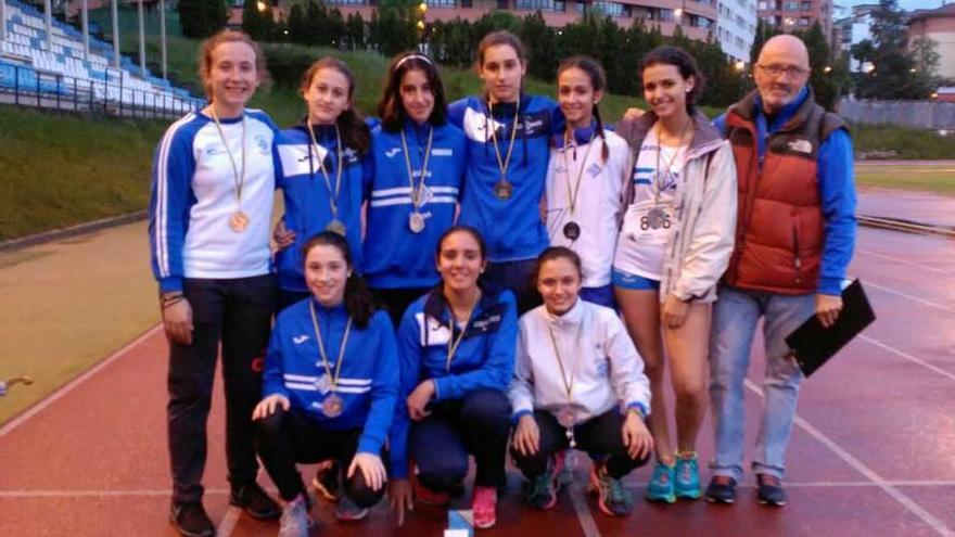 La delegación avilesina, con las medallas logradas.