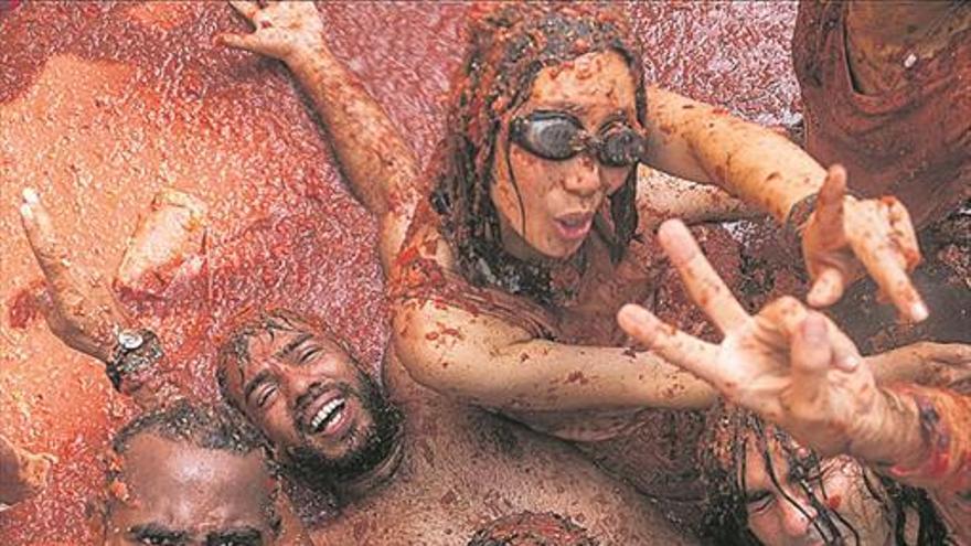 Buñol disfruta de una Tomatina concienciada contra el machismo