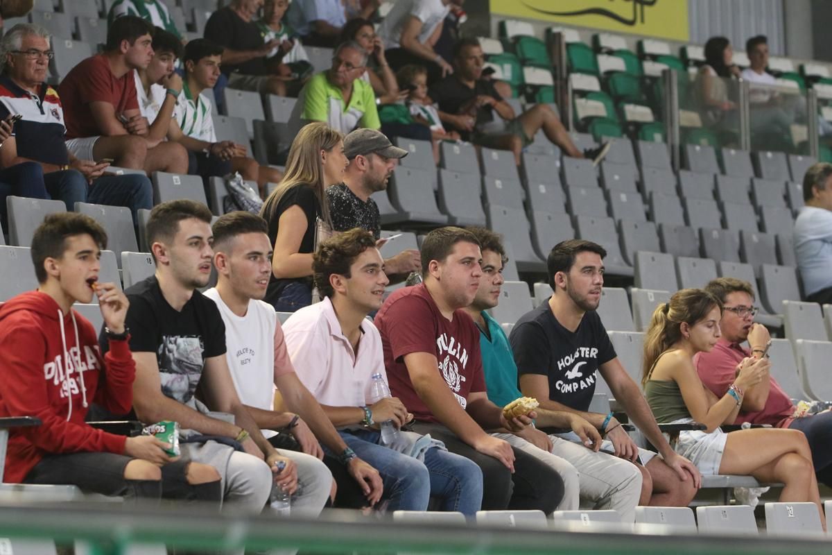 Aficionados en el encuentro de Copa del Rey