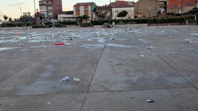 Plásticos acumulados en la plaza de O Regueiro ayer por la mañana. | FDV