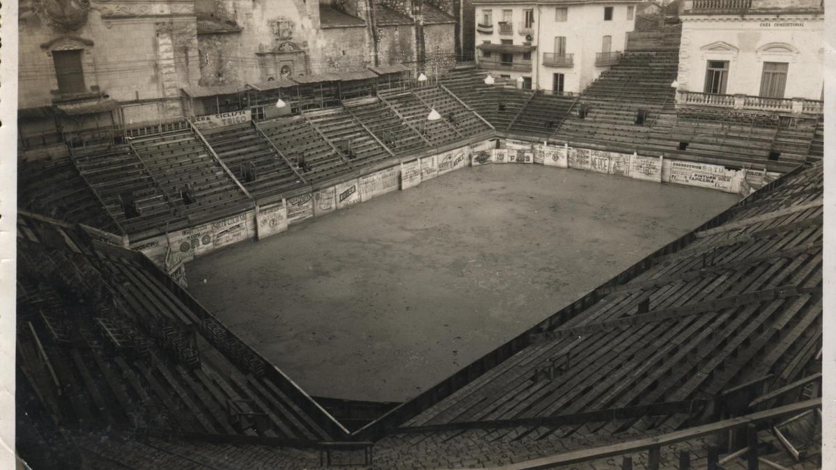Vista general de la plaça de bous d'Algemesí als anys 50.