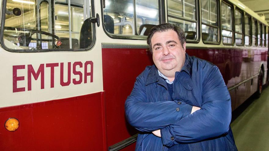 Pelayo Barcia, junto a uno de los autobuses históricos que Emtusa tiene en sus cocheras.