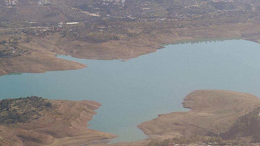 Imagen aérea del pantano de la Viñuela.