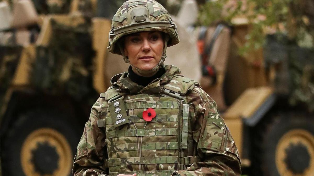 KATE MIDDLETON VISITANDO THE QUEEN'S DRAGOON GUARDS REGIMENT NOVIEMBRE 2023