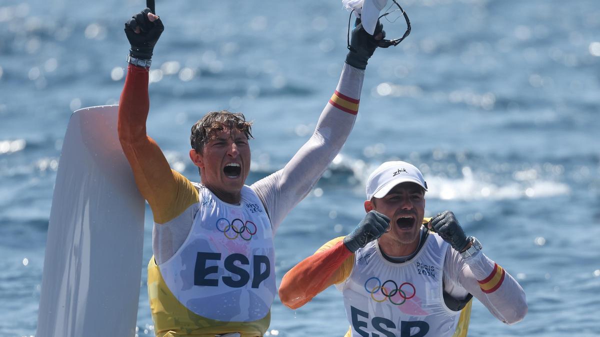 Florian Trittel y Diego Botín celebran su medalla de oro en vela.
