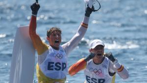 Diego Botín y Florian Trittel celebran su medalla de oro en vela.