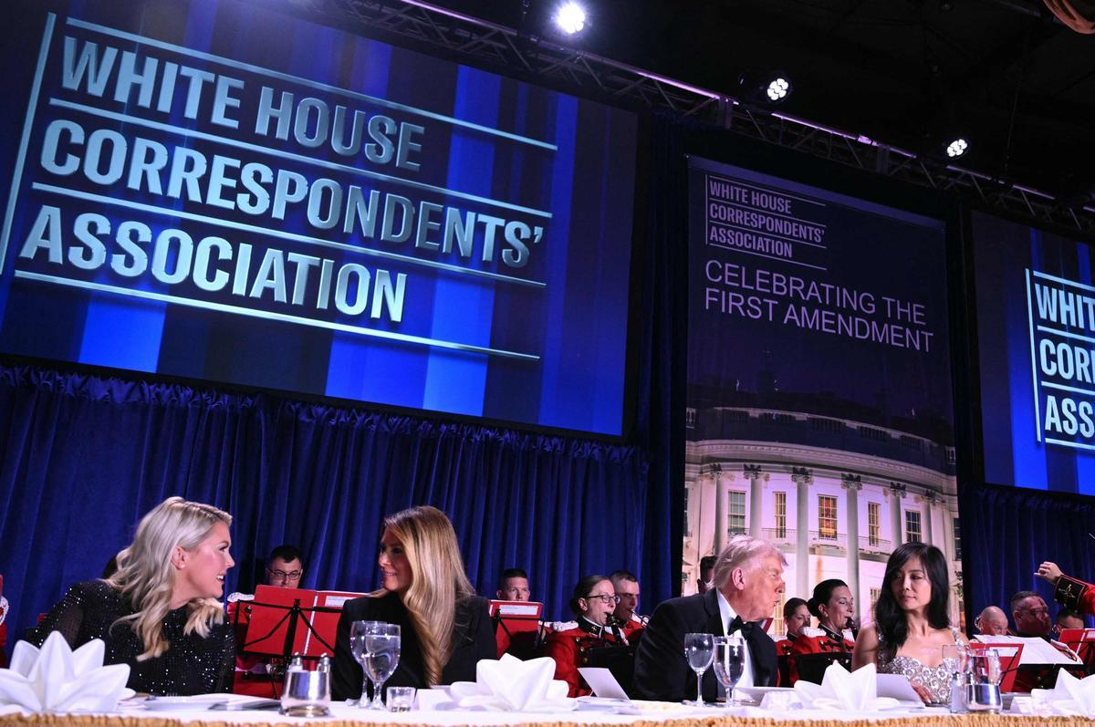 La secretaria de prensa de la Casa Blanca, Karoline Leavitt, la primera dama de Estados Unidos, Melania Trump, el presidente de Estados Unidos, Donald Trump, y la corresponsal principal de la Casa Blanca de CBS News, Weijia Jiang, en la cena de corresponsales de la Casa Blanca en el hotel Washington Hilton antes del intento de atentado