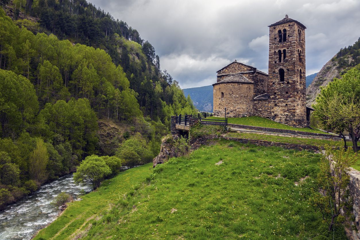 La iglesia de Sant Joan de Caselles se erige en el antiguo camino de Canillo en dirección a Francia