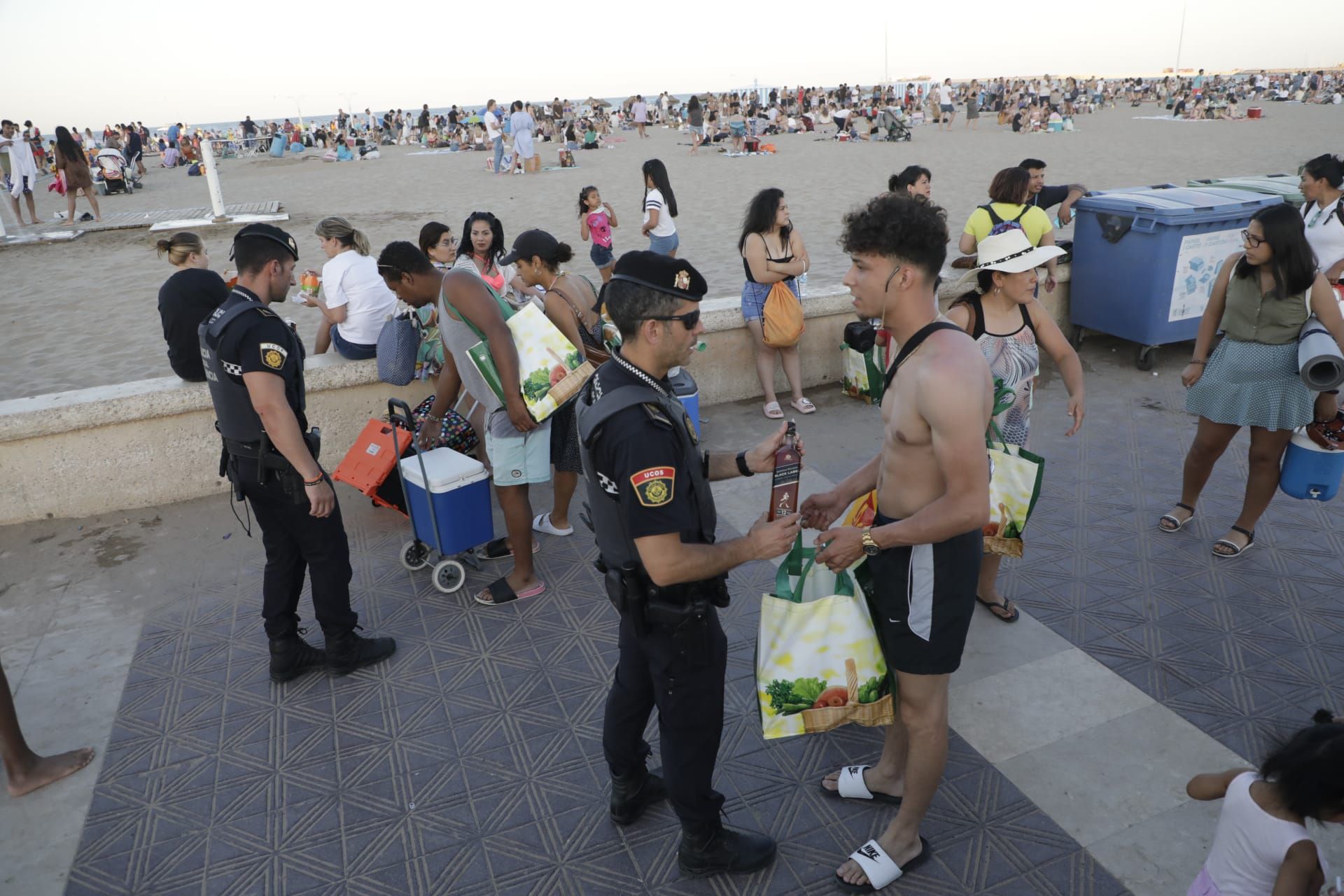 València inunda sus playas en el primer San Juan poscovid