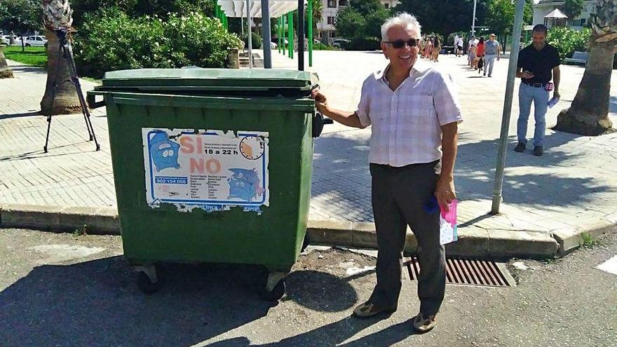 Paco Verdejo ante el último contenedor ordinario de basura que se retiró en agosto.