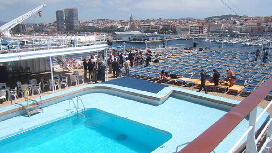 Una de les piscines interiors del &quot;Melody&quot;, ahir, al port de Palamós.