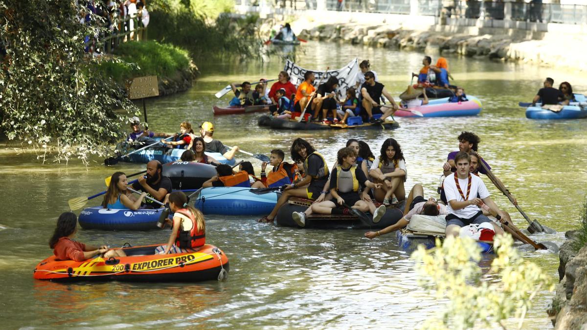 Gran ambiente en la Bajada del Canal, este domingo en Zaragoza