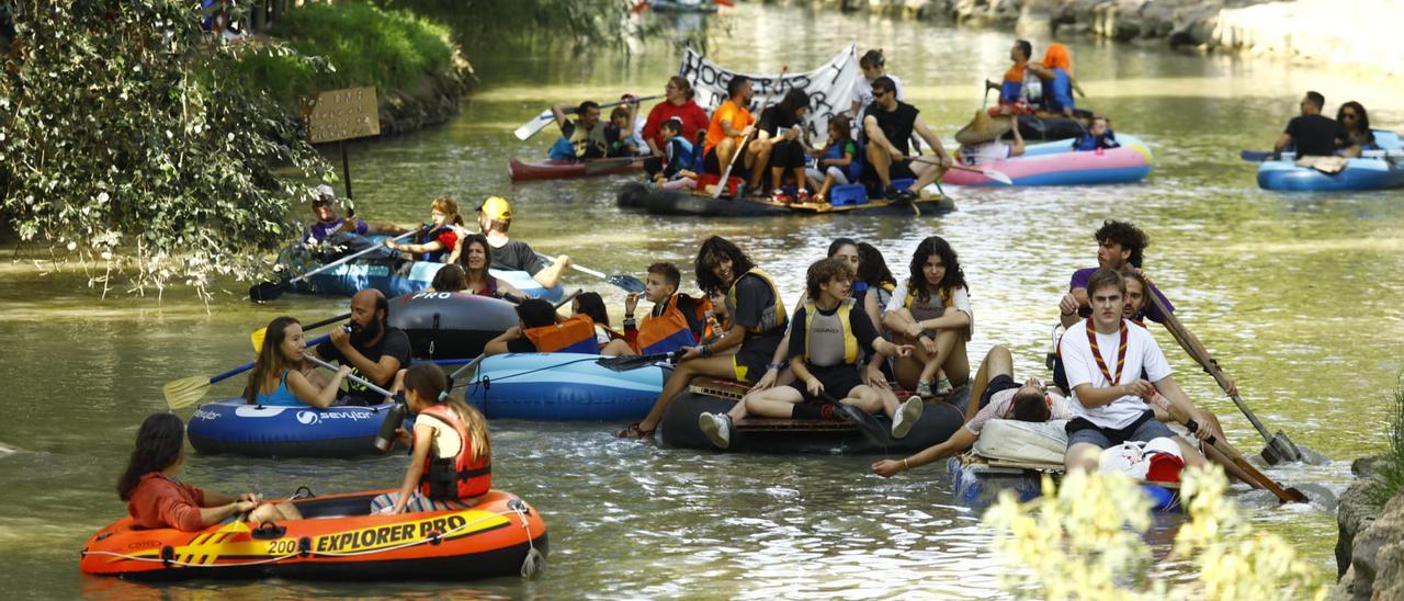 Gran ambiente en la Bajada del Canal, este domingo en Zaragoza