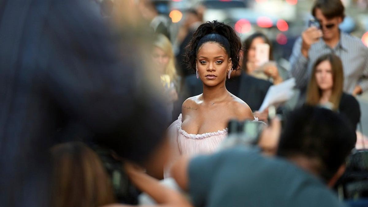 Rihanna pensativa entre la gente