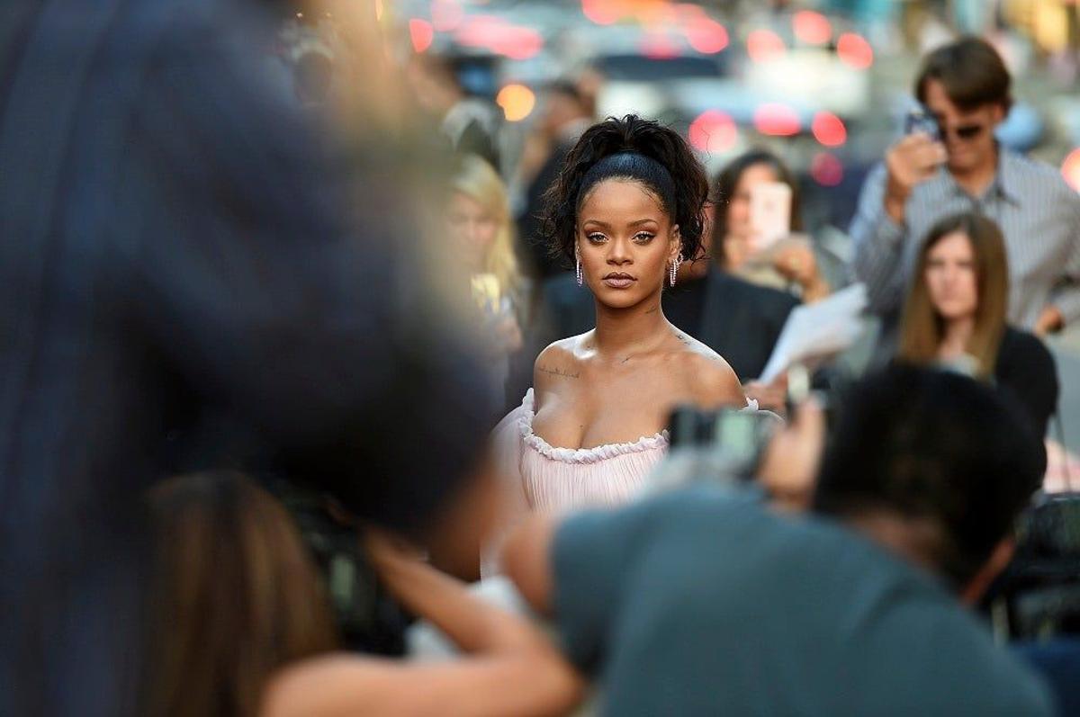 Rihanna pensativa entre la gente